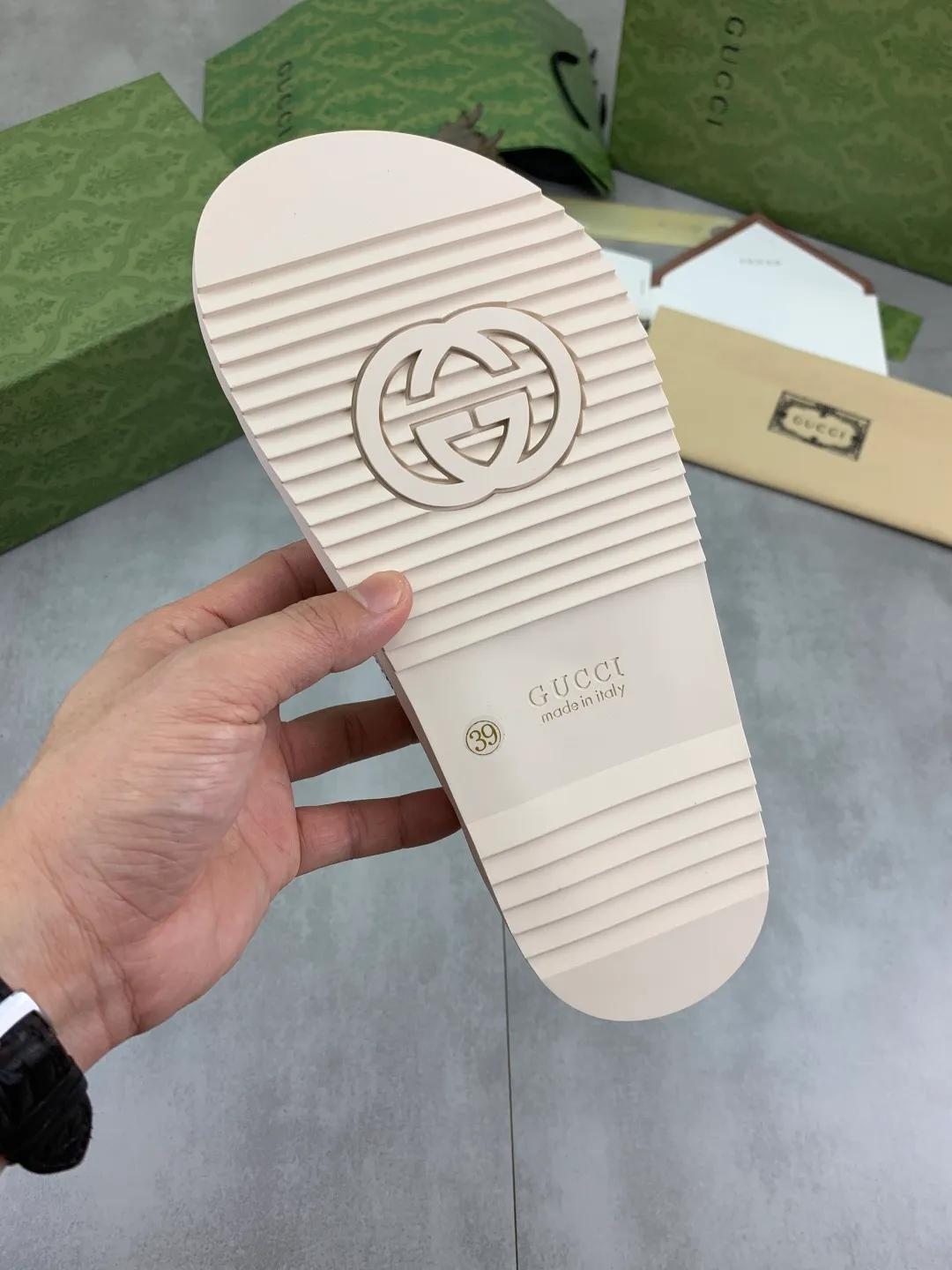 Men's shoes 💰P480💰[New model] High version 🎁🎁🎁 GUCCI New casual hot diamond slippers for the Year of the Snake, original official website, perfect workmanship, transmitting a kind of noble luxury, sublimating its definition of luxury in Gucci's high-end extraordinary craftsmanship. Original Gucci double G combination outsole, code number: 35-45, complete package